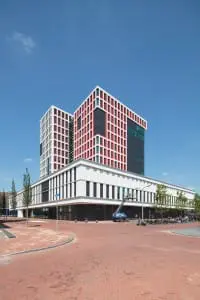 De achterzijde met de twee markante torens. 