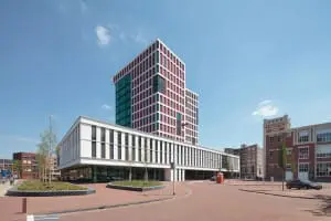 Het nieuwe stadhuis tussen groen, erfgoed en nieuwbouw. 