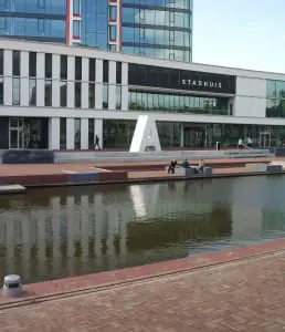 Het plein voor het stadhuis met deels 'zitbare' letters. 