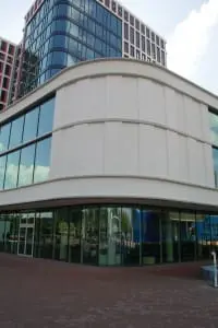 Het stadhuis heeft goed gedetailleerde echte ronde hoeken.