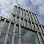 Art Deco Gevel met lichtgevende pilasters Hamburg