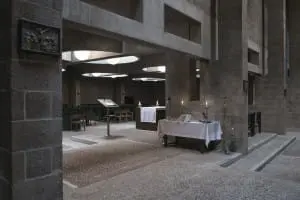 Transparantie van steunpilaren en architraven, op de grens van straat naar kerkzaal 