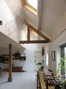 Het kantoor van Origins architecten in de
voormalige koeschuur is geheel verduurzaamd:
voorzien van isolatie, daklichten en drie soorten
ventilatie