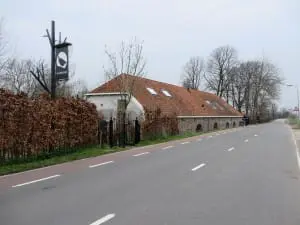 Dijk met de Vijverschie: de kap van de voormalige koestal was vroeger direct boven de stalvensters. De kap is verhoogd, de vloer verlaagd en architect
Jamie van Lede plaatste veel dakvensters, zodat een hoge lichte ruimte ontstond.