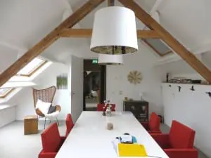 Spreekkamer
met doorzicht naar tweede spreekkamer, beiden
met daglicht via vier nieuwe dakvensters.