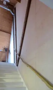 Trap naar de
twee spreekkamers.