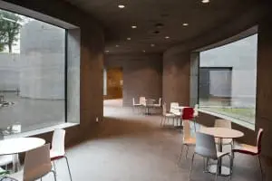 Het museumcafé met uitzicht op de twee patio’s van het museum 