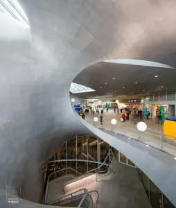 Dragende constructie in de transithal van het nieuwe Centraal Station Arnhem, met zicht op de verschillende lagen in het station, ontworpen door architect Ben van Berkel, UNStudio