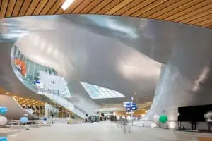 De transithal, licht en transparant, van het nieuwe Centraal Station Arnhem, ontworpen door UN Studio, Ben van Berkel