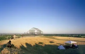 Op de top van Halde Norddeutschland, een
kunstmatige berg in het Ruhrgebied, is een
metalen constructie geplaatst, als paviljoen dat
wordt gebruikt voor kerkdiensten en concerten
en als een plek van bezinning