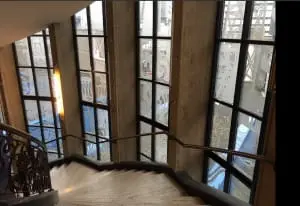 Het kunstwerk van Copier is tijdens een renovatie in de jaren 70 gevat in nieuwe grovere aluminium vensters. Foto Jelle Gunneweg