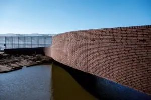 Vleermuizen kunnen in de spouwconstructie kruipen via de open stootvoegen, die geaccentueerd worden door donkere bakstenen.