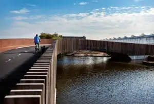 De brug heeft enerzijds een balustrade van metselwerk, aan de andere kant van houten latten. De doorvalbeveiliging voor auto’s is vrijwel onzichtbaar in de balustrades geïntegreerd.