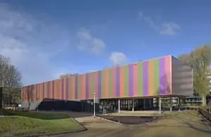 De gevels zijn bekleed met sandwichpanelen voorzien van vier verschillende zilvermetallic coatingen waarvan de kleur wisselt bij het passeren.