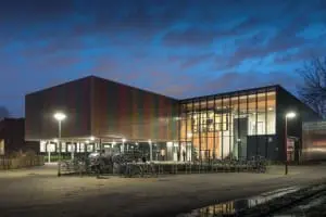 De entree is markant, transparant en vooral in de avond een opvallende verschijning. 