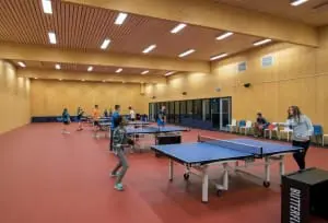 Zaal voor de tafeltennisvereniging op de eerste verdieping, rechts pui naar kantine. 