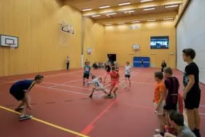 Een van de 2 hoge sportzalen voor de scholen. Rechts een zware scheidingswand  die tussen twee liggers is aangebracht. 