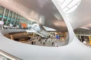 Foto 3: voetgangers lopen in de centrale hal van het nieuwe Centraal Station van Arnhem