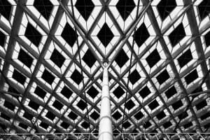 Dak van het gerenoveerde station Den Haag CS, gekenmerkt door de wybertjes-structuur, ruitvormige elementen