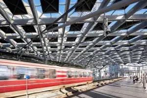 Tram in het vernieuwde Den Haag Centraal Station