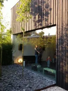 Gevelbekleding in hergebruikt hout.  House of Rolf Bruggink Utrecht. Foto Jacqueline Knudsen 