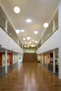 Centrale hal met vide, met een combinatie van daglicht via solar tubes en kunstlicht