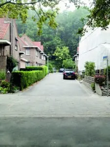 Doodlopende straat
in tuindorp Jekerdal met op de achtergrond de Sint Pietersberg.