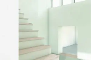 Nieuwe entreehal woonhuis met doorzicht naar gemeenschappelijke hal, gezien vanaf het eerste
platform van de trap.