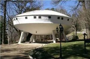 Spaceship House bij de Signal Mountain in
Tennessee (VS) 1972, een wat grover dan
de Futuro vormgegeven vliegende schotel
op zes betonnen poten. Na vele jaren als
woonhuis te hebben gediend is het sinds
enige tijd te huur als vakantiehuis