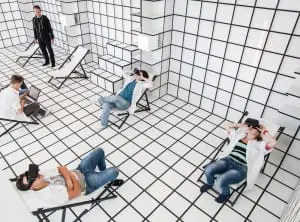 Pencil versus Pixels was een
onderzoek naar de beleving van digitaal en
analoog onderwijs. MBO-studenten moesten de
lesruimte inrichten met materiële lesmaterialen
en met behulp van virtuele middelen als virtual
reality-brillen