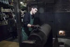 Casa Gispert is beroemd om zijn gepofte kastanjes, amandelen en gedroogde vruchten. De winkel zit al sinds 1850 op hetzelfde adres