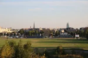 De locatie van het nieuwe museum, zicht richting zuid: op de achtergrond het oude centrum