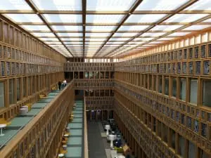 Publiekshal vanaf 3e verdieping stadhuis Deventer, het matglazen plafond moet de PV-panelen verhullen. Foto Jacqueline Knudsen