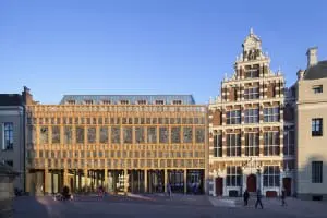 Grote Kerkhof met Gemeentehuis Deventer, Neutelings Riedijk architecten. Foto Scagliola Brakkee