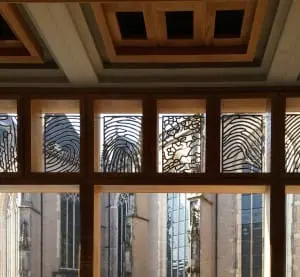 Traceringen vensters kerk waren inspiratie voor vingerafdrukkenkunstwerk Loes ten Anscher in stadhuis Deventer Foto Jacqueline Knudsen