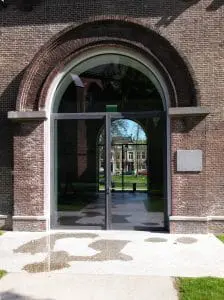 Centraal Museum doorzicht door stallen. bestrating loop door van binnen naar buiten. SODA architecten. Foto Jacqueline Knudsen