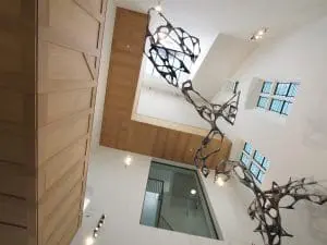 Entreehal_van_het_Centraal_Museum_met_kunstwerk_van_Wolfgang_Flad_-_foto_door_Hagen_Zeisberg