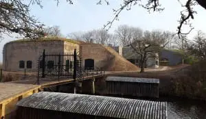 Via een brug bereikt men het forteiland. Foto Boonzaaijer