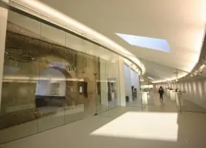 Nieuwbouw met links de oudbouw, erussen zit de lichtstraat, achter de glazen wand. 