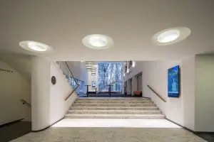 Zicht vanuit Dudokfoyer naar Zocherfoyer