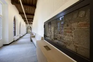 Kloostergang met muurvitrine met fragmenten van de gevel van de Minderbroerderskerk.