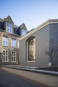 De achthoekige ombouw, in 1905 door de RGD rond het voormalige anatomisch theater gebouwd, is nu met metalen shingles bedekt.
De andere bouwsels in de kloosterhof zijn
verwijderd. In de kelder van de verdwenen
barakken zijn alle technische installaties
ondergebracht. De luchtpijpen zijn geïntegreerd
in de nieuwe gevelbekleding.