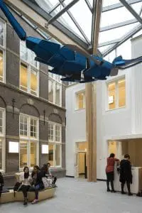 Het glasdak in het grote atrium heeft een overspanning van 9 meter. De blauwe walvis naar  ontwerp van Anthonie Kleinepier, verwijst naar het instituut van Zoölogie, dat hier ooit gevestigd
was. Het heeft ook een akoestische functie. De zitelementen zijn van Truc Vo.