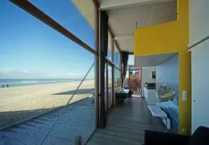Slaapstrandhuisjes Groede. Ontwerp van WTS architecten. Geïnspireerd op een schelpvorm, en op die oude rieten strandstoelen. Een huisje dat zowel beschutting als uitzicht biedt. Huurders vinden in het huisje een iPad waarop ze real time kunnen zien welke schepen er voorbij varen