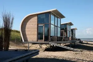 Slaapstrandhuisjes Groede. Ontwerp van WTS architecten. Geïnspireerd op een schelpvorm, en op die oude rieten strandstoelen. Een huisje dat zowel beschutting als uitzicht biedt. Huurders vinden in het huisje een iPad waarop ze real time kunnen zien welke schepen er voorbij varen