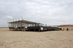 Puur, permanent strandpaviljoen bij Groene Bad. Ontwerp Fierloos architecten