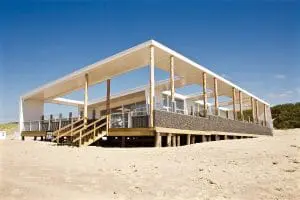 Strand Ruig, een permanent strandpaviljoen bij Cadzand. Ontwerp van Hans Jurgen Rombaut van Wonka Architectuur.