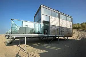 Strandhuisjes Domburg. WTS Architecten. Deels van gerecycled paalhoofdenhout dat in schijven is gezaagd die vervolgens als ‘shingles’ zijn verwerkt.