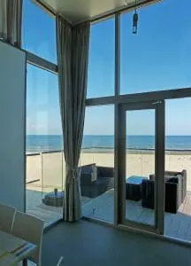 Strandhuisjes Domburg. WTS Architecten. Deels van gerecycled paalhoofdenhout dat in schijven is gezaagd die vervolgens als ‘shingles’ zijn verwerkt.