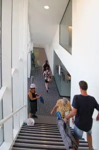 Binnentrap naar het
wijkcentrum op de verdieping